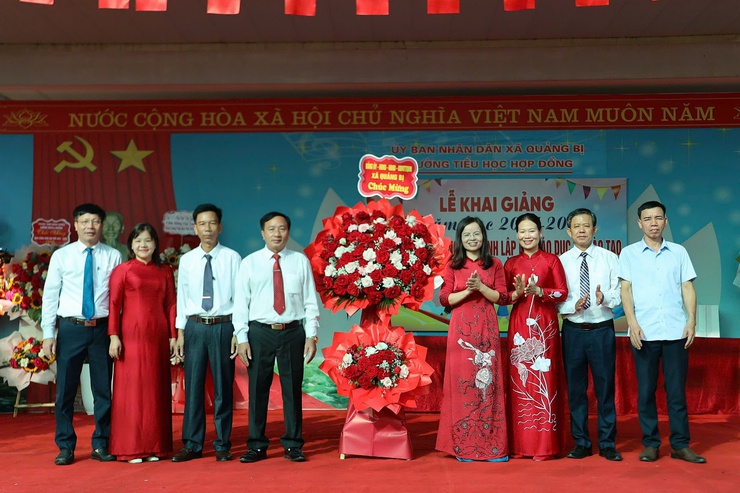 Đồng chí Phó bí thư Thường trực Đảng ủy Lê Thị Hạnh dự Lễ khai giảng năm học mới tại Trường Tiểu học Hợp Đồng- Ảnh 1.
