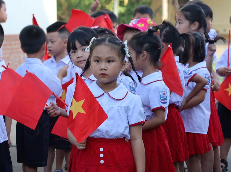 Đồng chí Phó bí thư Thường trực Đảng ủy Lê Thị Hạnh dự Lễ khai giảng năm học mới tại Trường Tiểu học Hợp Đồng- Ảnh 5.