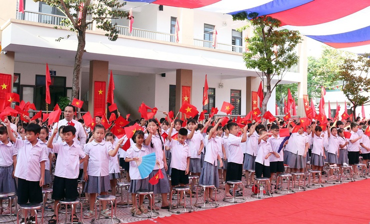 Đồng chí Chủ tịch UBND xã Quảng Bị Bùi Mạnh Thắng dự khai giảng tại trường Tiểu học Lam Điền- Ảnh 3.