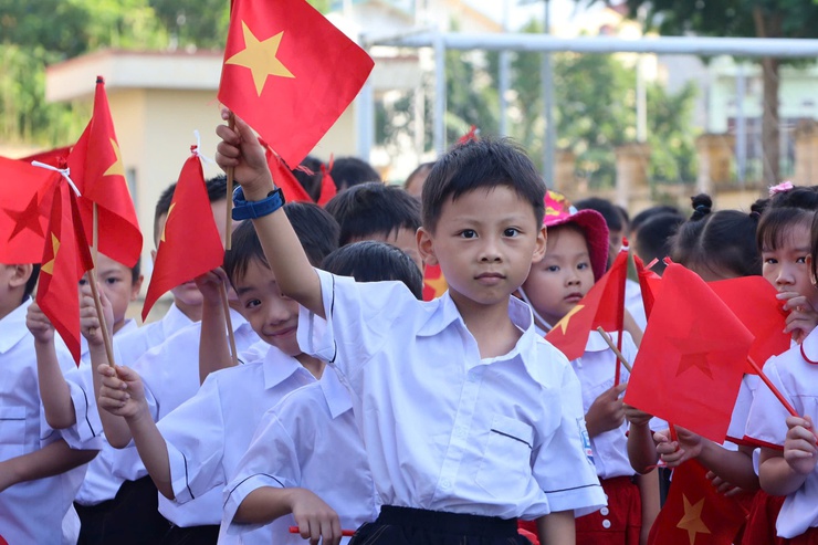 Đồng chí Phó bí thư Thường trực Đảng ủy Lê Thị Hạnh dự Lễ khai giảng năm học mới tại Trường Tiểu học Hợp Đồng- Ảnh 6.