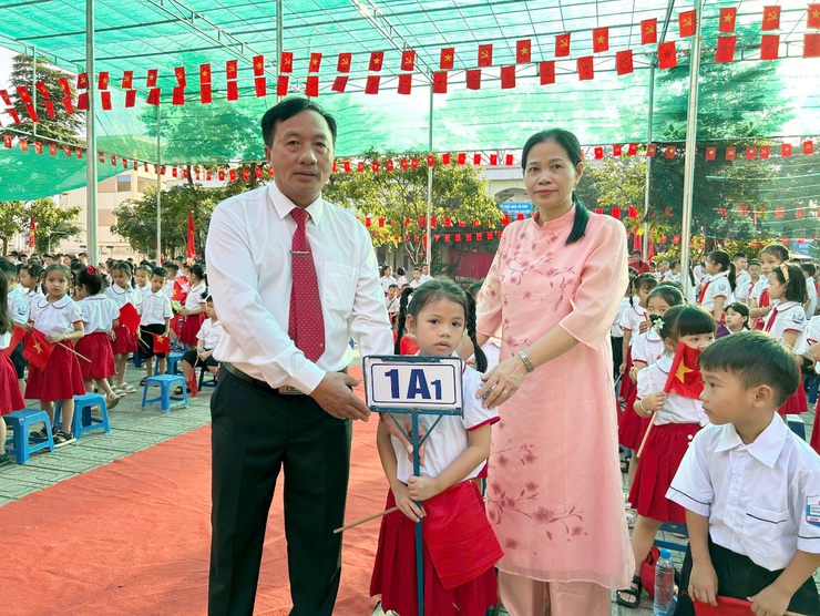 Đồng chí Phó bí thư Thường trực Đảng ủy Lê Thị Hạnh dự Lễ khai giảng năm học mới tại Trường Tiểu học Hợp Đồng- Ảnh 7.