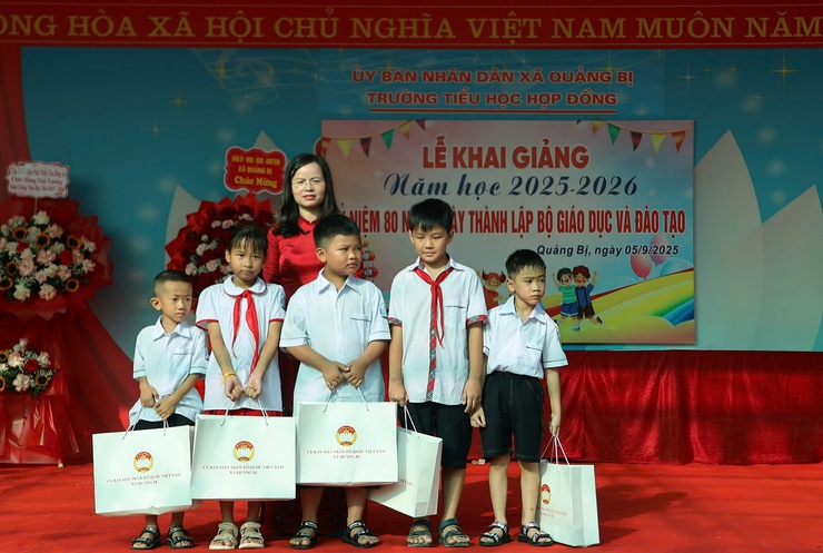 Đồng chí Phó bí thư Thường trực Đảng ủy Lê Thị Hạnh dự Lễ khai giảng năm học mới tại Trường Tiểu học Hợp Đồng- Ảnh 8.
