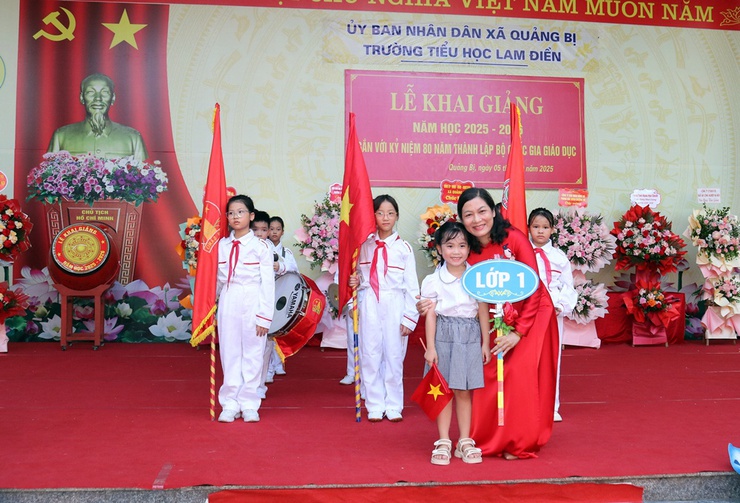 Đồng chí Chủ tịch UBND xã Quảng Bị Bùi Mạnh Thắng dự khai giảng tại trường Tiểu học Lam Điền- Ảnh 5.