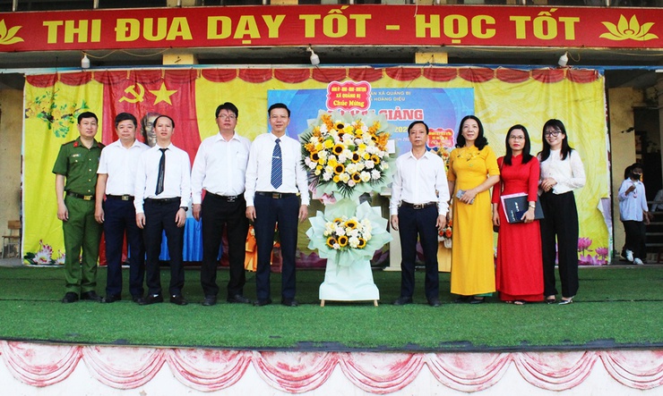 Đồng chí Phó chủ tịch Thường trực UBND xã Tống Văn Thái dự Lễ khai giảng tại trường Tiểu học Hoàng Diệu- Ảnh 9.
