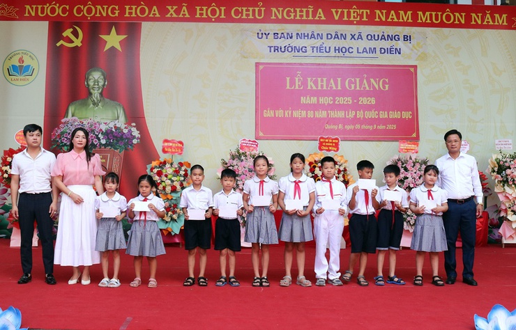 Đồng chí Chủ tịch UBND xã Quảng Bị Bùi Mạnh Thắng dự khai giảng tại trường Tiểu học Lam Điền- Ảnh 7.