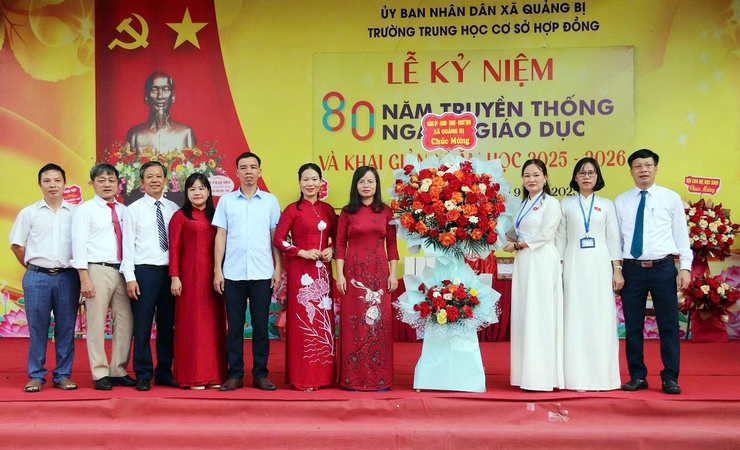 Đồng chí Phó bí thư Thường trực Đảng ủy Lê Thị Hạnh dự Lễ khai giảng năm học mới tại Trường Tiểu học Hợp Đồng- Ảnh 13.