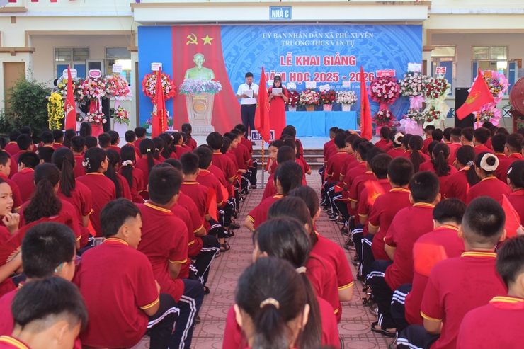 Đồng chí Phó Bí thư Thường trực Đảng ủy dự Lễ khai giảng năm học mới 2025 – 2026 tại trường THCS Văn Tự- Ảnh 1.