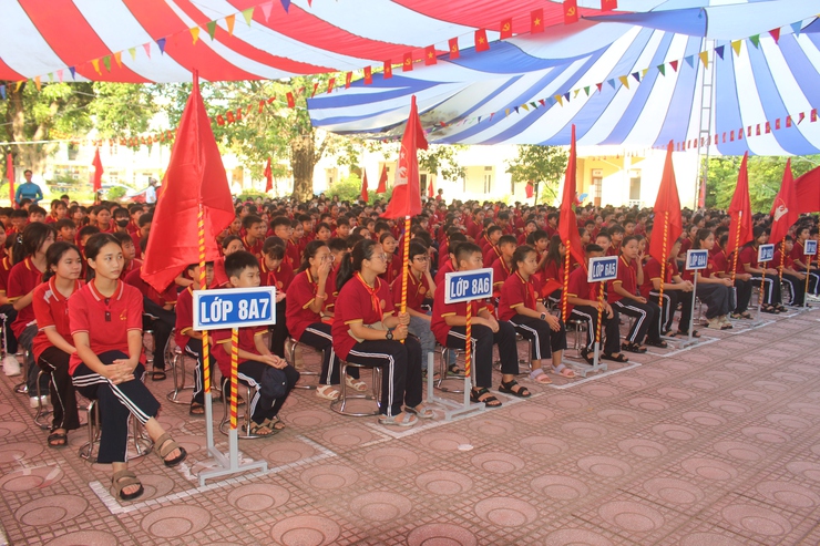 Đồng chí Phó Bí thư Thường trực Đảng ủy dự Lễ khai giảng năm học mới 2025 – 2026 tại trường THCS Văn Tự- Ảnh 2.