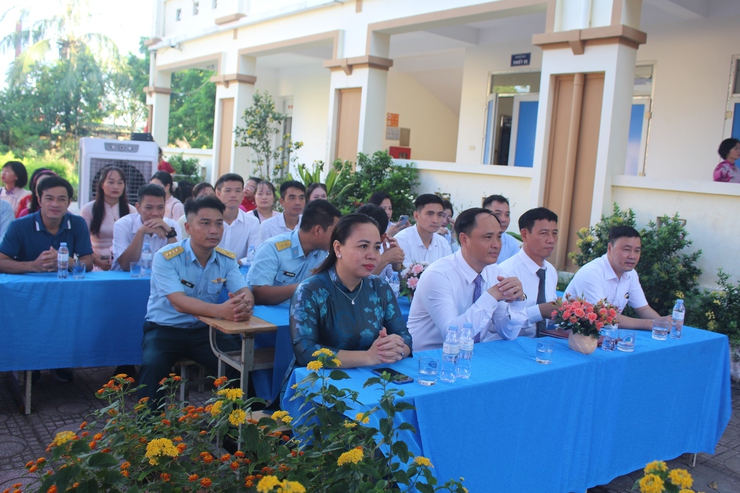 Đồng chí Phó Bí thư Thường trực Đảng ủy dự Lễ khai giảng năm học mới 2025 – 2026 tại trường THCS Văn Tự- Ảnh 3.