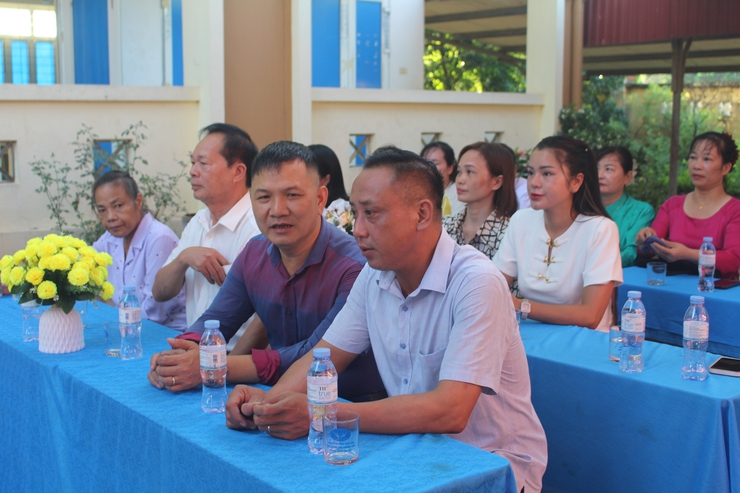 Đồng chí Phó Bí thư Thường trực Đảng ủy dự Lễ khai giảng năm học mới 2025 – 2026 tại trường THCS Văn Tự- Ảnh 4.