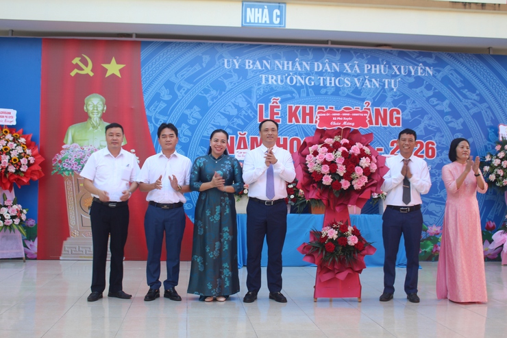 Đồng chí Phó Bí thư Thường trực Đảng ủy dự Lễ khai giảng năm học mới 2025 – 2026 tại trường THCS Văn Tự- Ảnh 5.