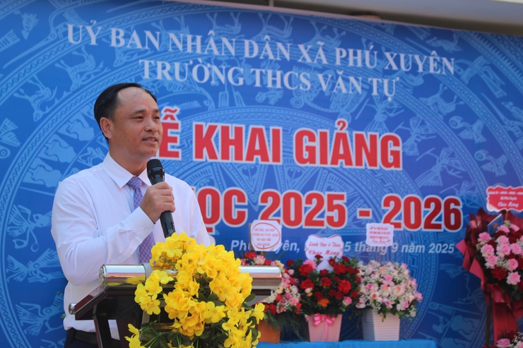Đồng chí Phó Bí thư Thường trực Đảng ủy dự Lễ khai giảng năm học mới 2025 – 2026 tại trường THCS Văn Tự- Ảnh 6.
