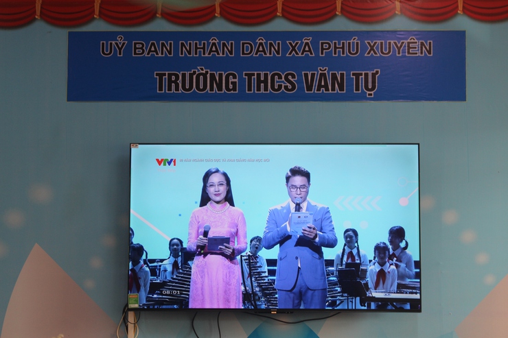 Đồng chí Phó Bí thư Thường trực Đảng ủy dự Lễ khai giảng năm học mới 2025 – 2026 tại trường THCS Văn Tự- Ảnh 8.