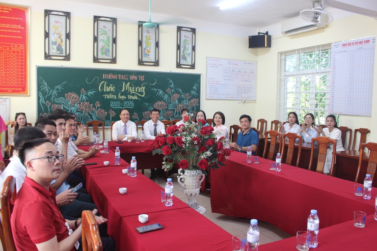 Đồng chí Phó Bí thư Thường trực Đảng ủy dự Lễ khai giảng năm học mới 2025 – 2026 tại trường THCS Văn Tự- Ảnh 9.