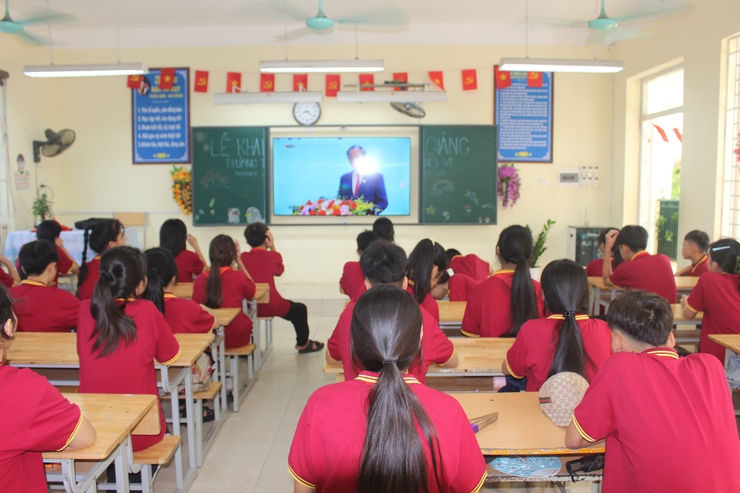 Đồng chí Phó Bí thư Thường trực Đảng ủy dự Lễ khai giảng năm học mới 2025 – 2026 tại trường THCS Văn Tự- Ảnh 10.