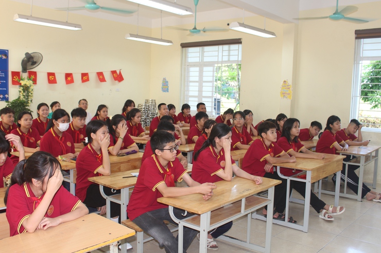 Đồng chí Phó Bí thư Thường trực Đảng ủy dự Lễ khai giảng năm học mới 2025 – 2026 tại trường THCS Văn Tự- Ảnh 11.