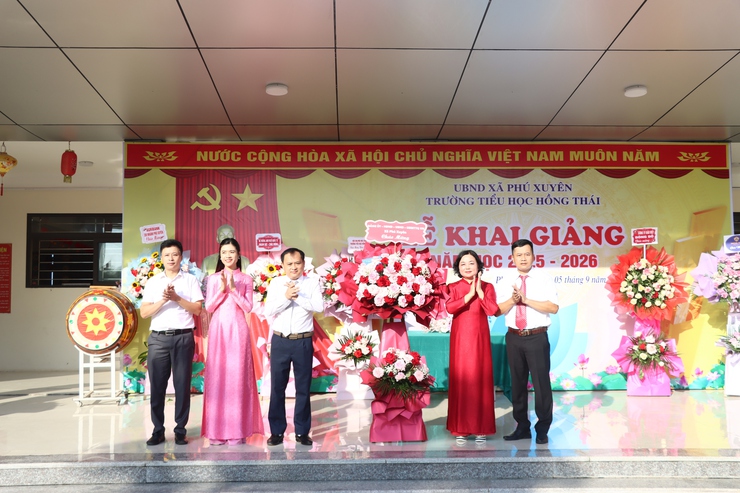 Đồng chí Chủ tịch UBND xã Phú Xuyên dự khai giảng tại Trường Tiểu học Hồng Thái- Ảnh 1.