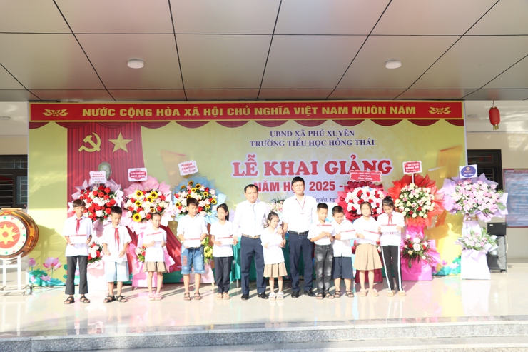 Đồng chí Chủ tịch UBND xã Phú Xuyên dự khai giảng tại Trường Tiểu học Hồng Thái- Ảnh 5.