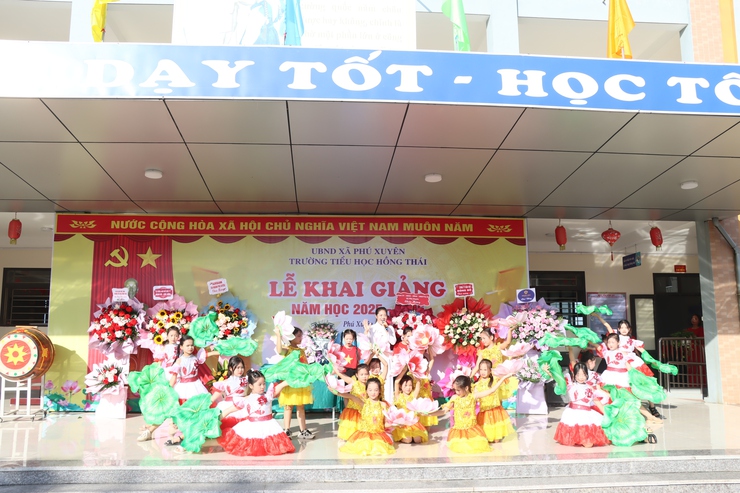 Đồng chí Chủ tịch UBND xã Phú Xuyên dự khai giảng tại Trường Tiểu học Hồng Thái- Ảnh 2.