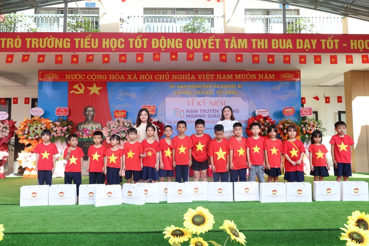 Đồng chí Phó chủ tịch UBND xã Tô Thị Đào dự Lễ khai giảng năm học mới tại trường THCS Tốt Động và tặng hoa chúc mừng cán bộ, giáo viên, học sinh các trường Mầm Non, Tiểu học Tốt Động- Ảnh 11.
