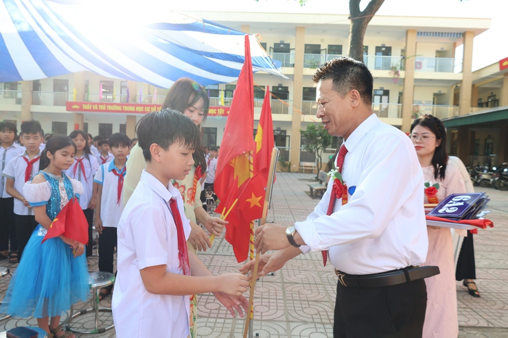 Đồng chí Phó chủ tịch UBND xã Tô Thị Đào dự Lễ khai giảng năm học mới tại trường THCS Tốt Động và tặng hoa chúc mừng cán bộ, giáo viên, học sinh các trường Mầm Non, Tiểu học Tốt Động- Ảnh 2.