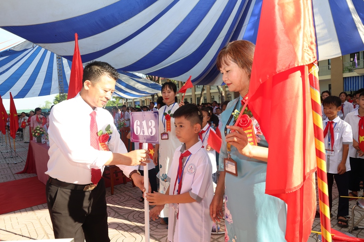 Đồng chí Phó chủ tịch UBND xã Tô Thị Đào dự Lễ khai giảng năm học mới tại trường THCS Tốt Động và tặng hoa chúc mừng cán bộ, giáo viên, học sinh các trường Mầm Non, Tiểu học Tốt Động- Ảnh 3.