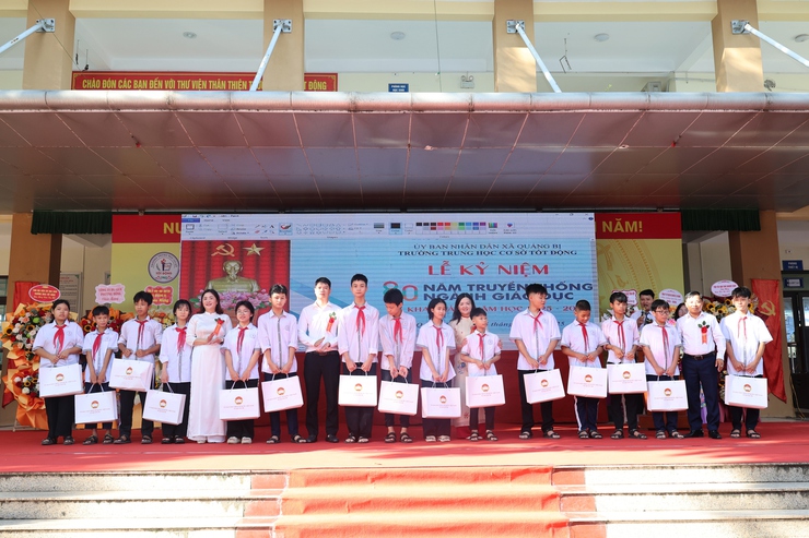 Đồng chí Phó chủ tịch UBND xã Tô Thị Đào dự Lễ khai giảng năm học mới tại trường THCS Tốt Động và tặng hoa chúc mừng cán bộ, giáo viên, học sinh các trường Mầm Non, Tiểu học Tốt Động- Ảnh 4.
