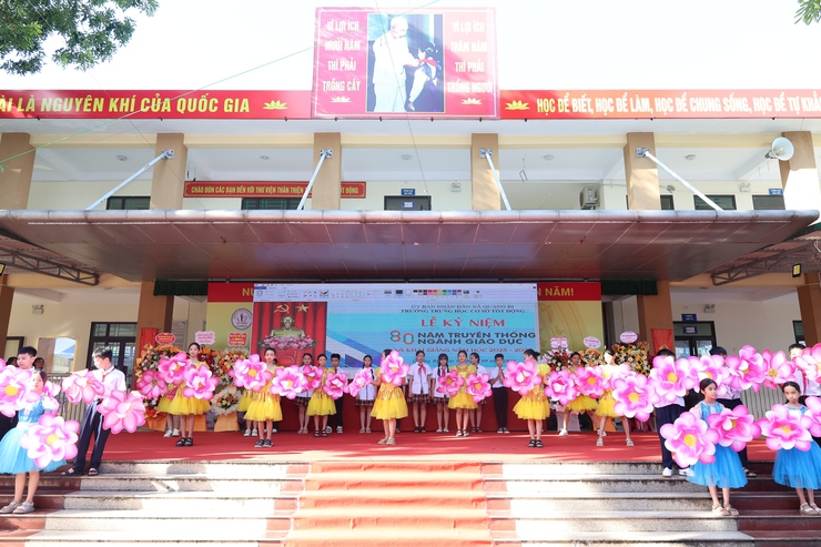 Đồng chí Phó chủ tịch UBND xã Tô Thị Đào dự Lễ khai giảng năm học mới tại trường THCS Tốt Động và tặng hoa chúc mừng cán bộ, giáo viên, học sinh các trường Mầm Non, Tiểu học Tốt Động- Ảnh 7.