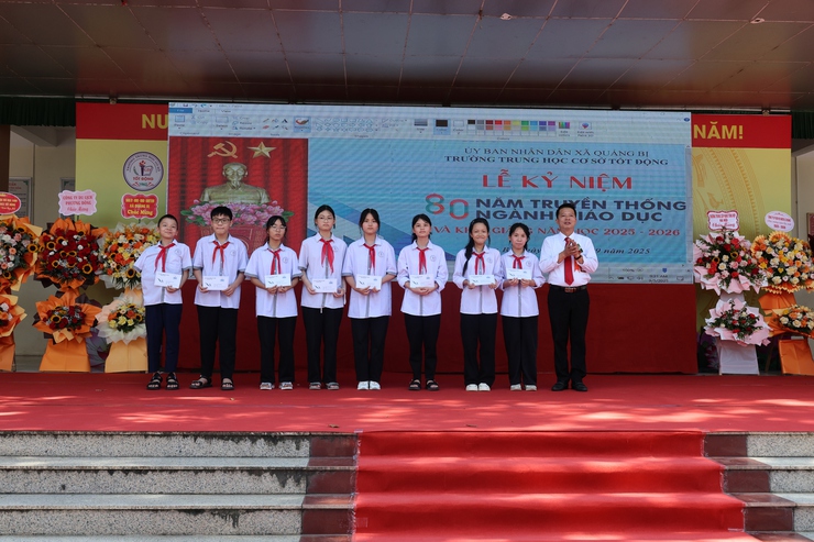 Đồng chí Phó chủ tịch UBND xã Tô Thị Đào dự Lễ khai giảng năm học mới tại trường THCS Tốt Động và tặng hoa chúc mừng cán bộ, giáo viên, học sinh các trường Mầm Non, Tiểu học Tốt Động- Ảnh 5.