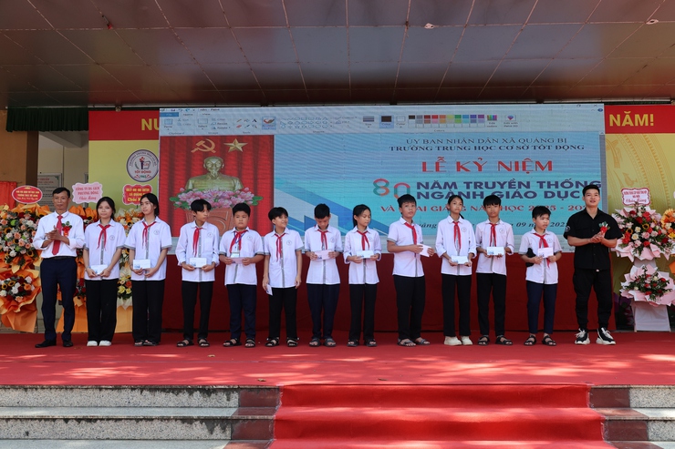 Đồng chí Phó chủ tịch UBND xã Tô Thị Đào dự Lễ khai giảng năm học mới tại trường THCS Tốt Động và tặng hoa chúc mừng cán bộ, giáo viên, học sinh các trường Mầm Non, Tiểu học Tốt Động- Ảnh 6.