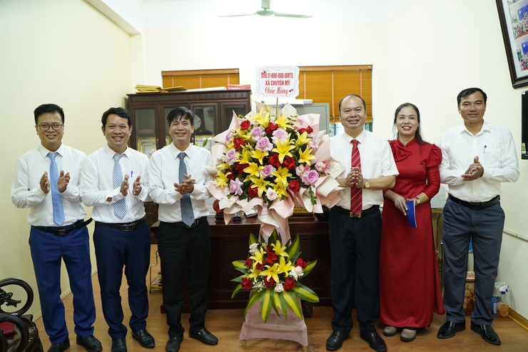 Các đồng chí lãnh đạo xã chúc mừng các trường học trên địa bàn nhân dịp Khai giảng năm học mới 2025-2026- Ảnh 12.