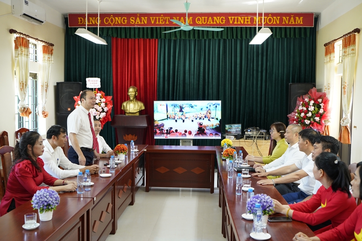 Các đồng chí lãnh đạo xã chúc mừng các trường học trên địa bàn nhân dịp Khai giảng năm học mới 2025-2026- Ảnh 9.