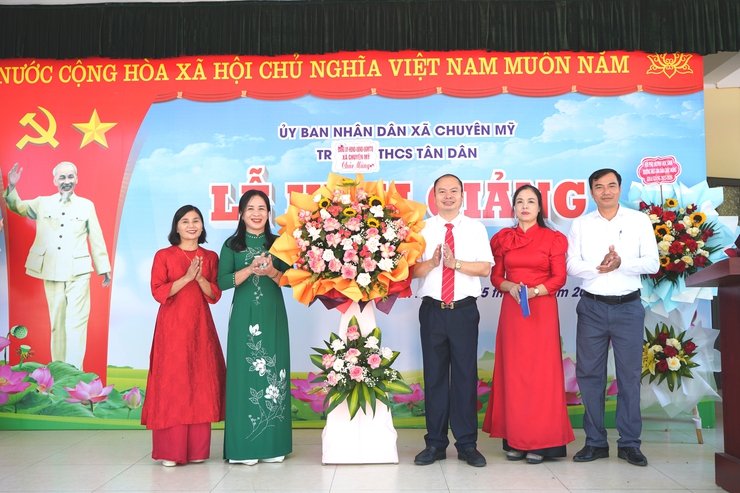 Các đồng chí lãnh đạo xã chúc mừng các trường học trên địa bàn nhân dịp Khai giảng năm học mới 2025-2026- Ảnh 11.