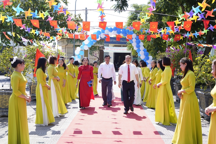 Các đồng chí lãnh đạo xã chúc mừng các trường học trên địa bàn nhân dịp Khai giảng năm học mới 2025-2026- Ảnh 7.