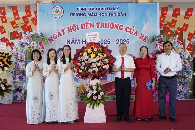 Các đồng chí lãnh đạo xã chúc mừng các trường học trên địa bàn nhân dịp Khai giảng năm học mới 2025-2026- Ảnh 8.