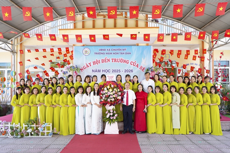 Các đồng chí lãnh đạo xã chúc mừng các trường học trên địa bàn nhân dịp Khai giảng năm học mới 2025-2026- Ảnh 3.