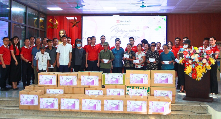 UBMTTQ xã Hòa Xá phối hợp SeABank trao quà cho hộ cận nghèo, hộ khó khăn trên địa bàn xã- Ảnh 2.