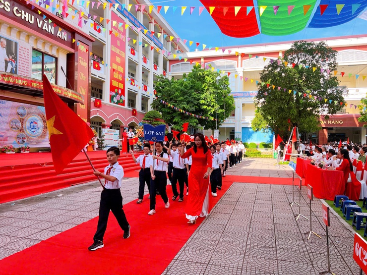 Đồng chí Nguyễn Minh Tuân - Bí thư Đảng uỷ, Chủ tịch HĐND phường Thanh Liệt dự Lễ Khai giảng năm học mới 2025 – 2026 tại trường THCS Chu Văn An- Ảnh 4.