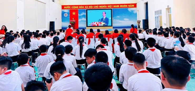Đồng chí Nguyễn Minh Tuân - Bí thư Đảng uỷ, Chủ tịch HĐND phường Thanh Liệt dự Lễ Khai giảng năm học mới 2025 – 2026 tại trường THCS Chu Văn An- Ảnh 8.