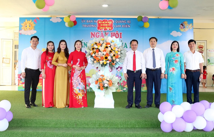 Đồng chí Chủ tịch UBND xã Quảng Bị Bùi Mạnh Thắng dự khai giảng tại trường Tiểu học Lam Điền- Ảnh 9.