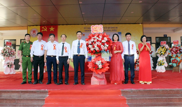 Đồng chí Phó chủ tịch Thường trực UBND xã Tống Văn Thái dự Lễ khai giảng tại trường Tiểu học Hoàng Diệu- Ảnh 1.