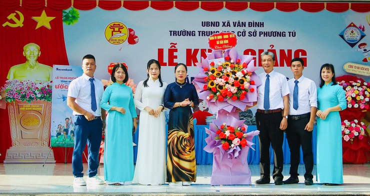 CÁC ĐỒNG CHÍ LÃNH ĐẠO XÃ VÂN ĐÌNH DỰ LỄ KHAI GIẢNG NĂM HỌC MỚI 2025 - 2026- Ảnh 5.