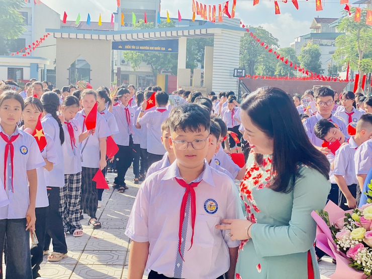 CÁC ĐỒNG CHÍ LÃNH ĐẠO XÃ VÂN ĐÌNH DỰ LỄ KHAI GIẢNG NĂM HỌC MỚI 2025 - 2026- Ảnh 6.