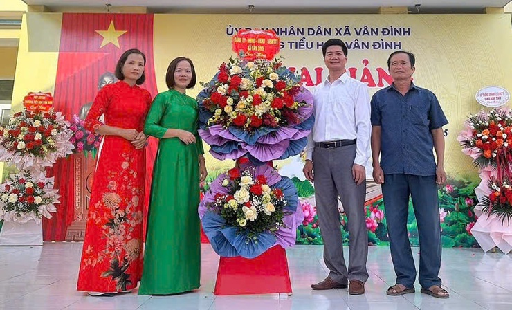 CÁC ĐỒNG CHÍ LÃNH ĐẠO XÃ VÂN ĐÌNH DỰ LỄ KHAI GIẢNG NĂM HỌC MỚI 2025 - 2026- Ảnh 10.