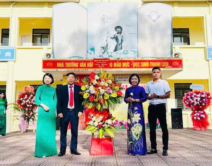 CÁC ĐỒNG CHÍ LÃNH ĐẠO XÃ VÂN ĐÌNH DỰ LỄ KHAI GIẢNG NĂM HỌC MỚI 2025 - 2026- Ảnh 11.