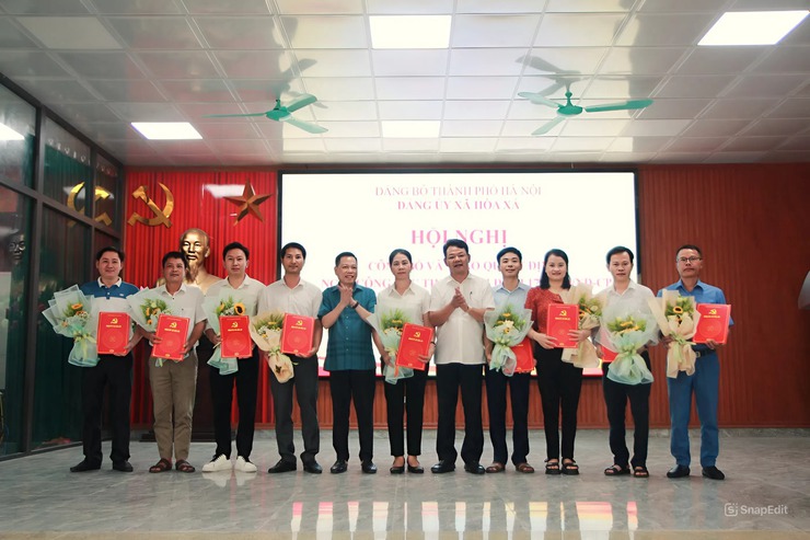 Hòa Xá: Tổ chức trao quyết định nghỉ theo chế độ cho cán bộ, công chức, viên chức- Ảnh 3.