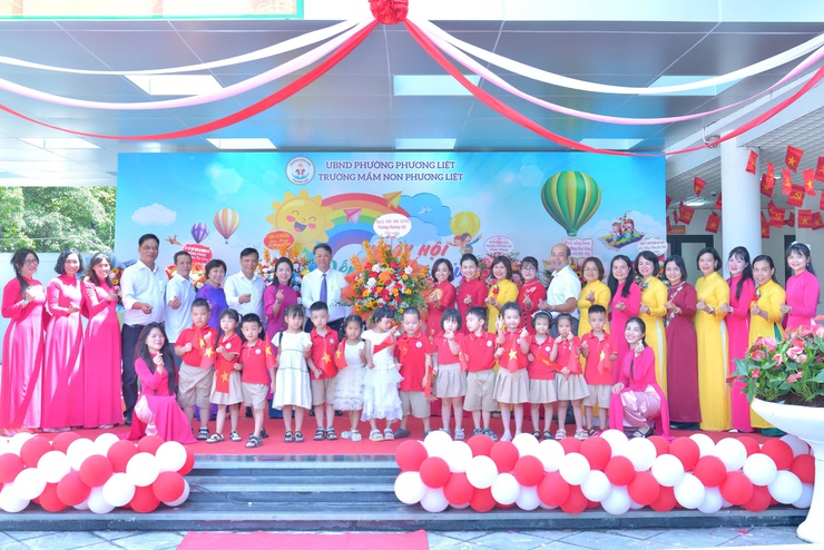 Thường trực Đảng ủy phường Phương Liệt trực tiếp chào đón học sinh mới tại lễ khai giảng- Ảnh 1.