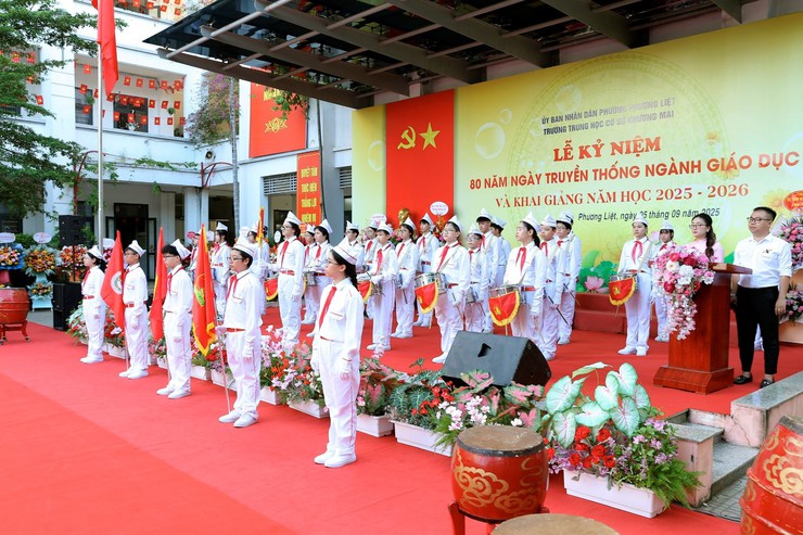 Thường trực Đảng ủy phường Phương Liệt trực tiếp chào đón học sinh mới tại lễ khai giảng- Ảnh 2.