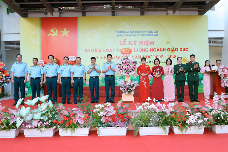 Thường trực Đảng ủy phường Phương Liệt trực tiếp chào đón học sinh mới tại lễ khai giảng- Ảnh 3.