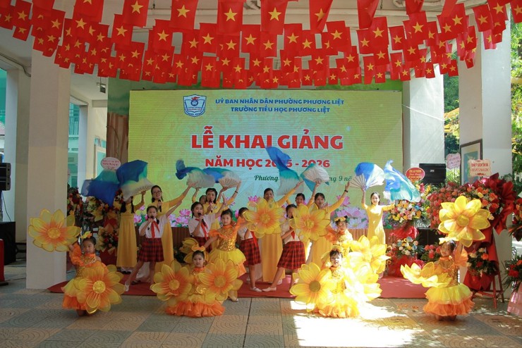Thường trực Đảng ủy phường Phương Liệt trực tiếp chào đón học sinh mới tại lễ khai giảng- Ảnh 5.
